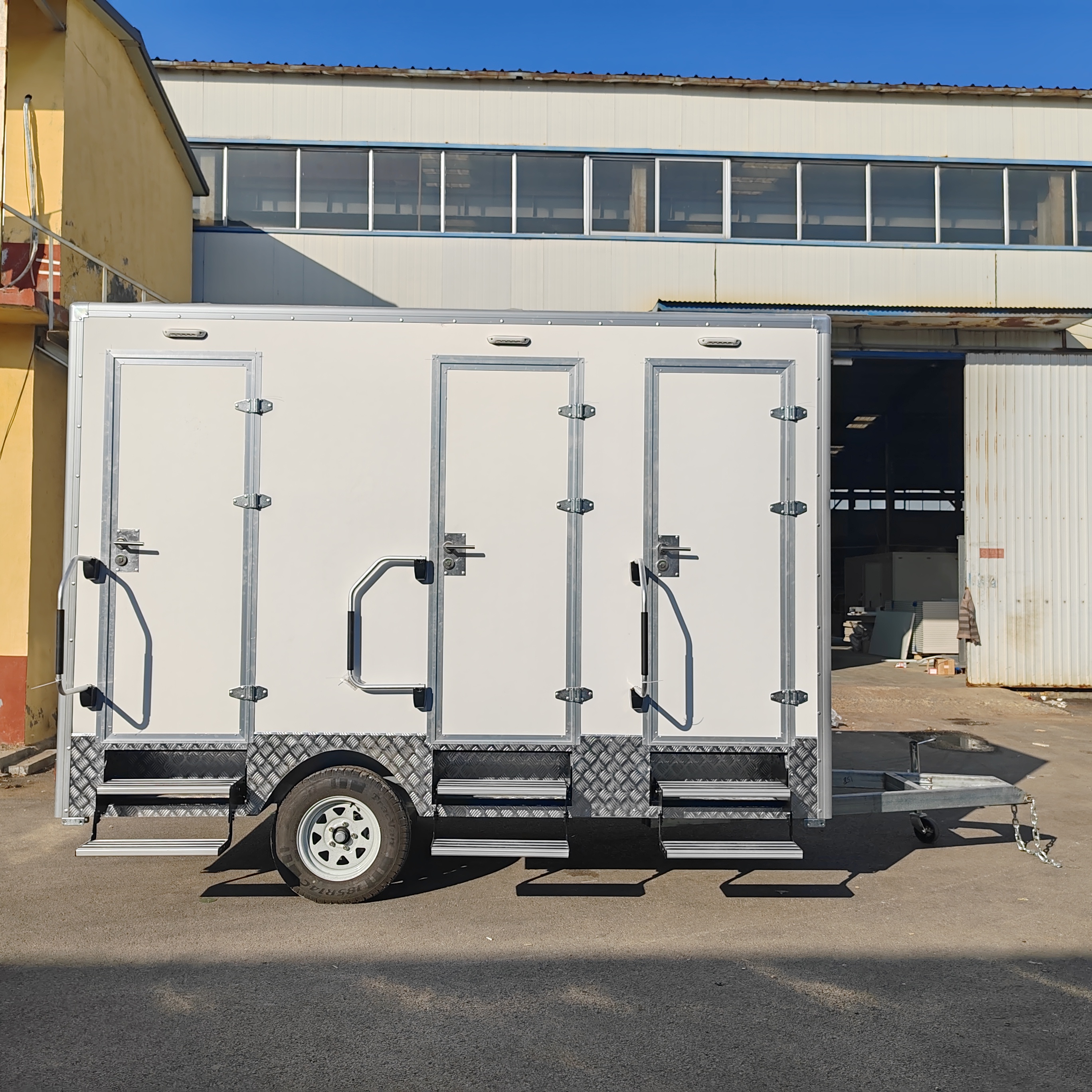 Mobile Toilet Trailer Luxury 3 – обзор и цена Outdoor Camping Rental